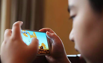 How to control children playing mobile p