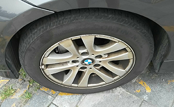 Car right hind wheel oil leak 